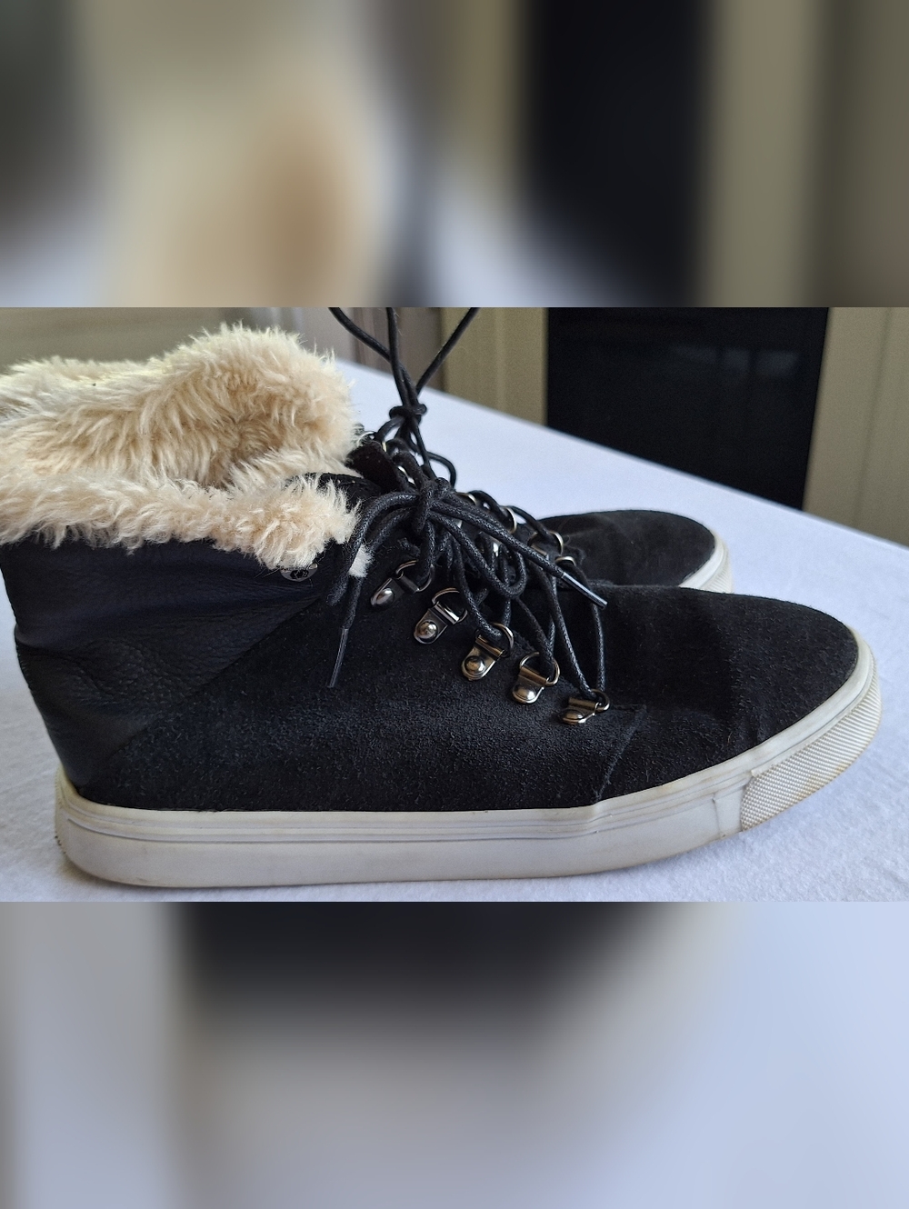 Minnetonka Black Leather High Top Sneakers Faux Fur Trim Lace-Up Women’s Size 8
